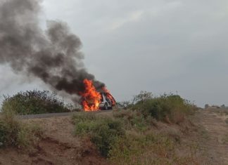 જેતપુર-ઢોળવા રોડ પર ચાલુ કારમાં ભભૂકી આગઃ 4 લોકોનો મોતના મુખમાંથી બચાવ