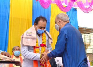 સાવરકુંડલા ખાતે પ્રભારીમંત્રી હકુભા જાડેજા નું સન્માન કરતા નિવૃત પોલીસ ઈન્સપેક્ટર નિમાવત