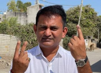 વિપક્ષ નેતા પરેશ ધાનાણીએ અમરેલીમાં અનોખી રીતે કર્યું મતદાન