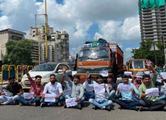 લખીમપુરમાં ખેડૂતો પર થયેલી હિંસાના વિરોધમાં રાજકોટમાં NSUI દ્વારા ચક્કાજામ