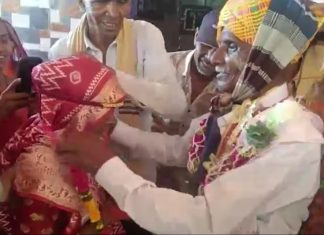 મહિસાગરમાં પુત્રીએ કરાવ્યા 75 વર્ષના પિતાના લગ્ન, જાણો શું છે મામલો…