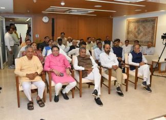 આ તસવીર જોઈને સવાલ થાય કે, શું ખરેખર ભાજપી નેતાઓ પાથરણા પાથરશે ?