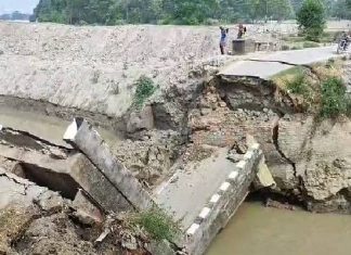 Bihar bridge collapse: સિવાનમાં કેનાલ પર બનેલો બ્રિજ ધરાશાયી, બે ગામ વચ્ચે વાહન વ્યવહાર ઠપ્પ