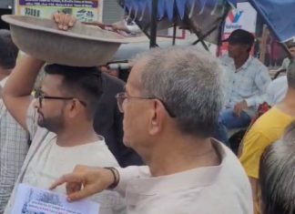 રાજકોટમાં રાજમાર્ગો ઉપર મણકા ભાંગી નાખતા ખાડાઓ મામલે કોંગ્રેસનો અનોખો વિરોધ, શરૂ કરી ગાંધીગીરી !