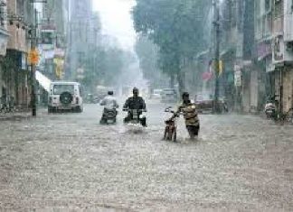 સૌરાષ્ટ્ર બાદ મેઘરાજાએ ચળકતા સુરતના હાલ કર્યા બેહાલ, ધમધોકાર વરસાદે સુરતના રસ્તાને ફેરવ્યા નદીમાં!