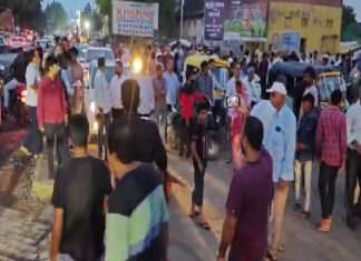 Amreli: લાઠી રોડ ઉપર મહિલાઓ સહીત સ્થાનિકોએ રસ્તા મુદ્દે કર્યું ચકાજામ, જાણો શું છે મામલો
