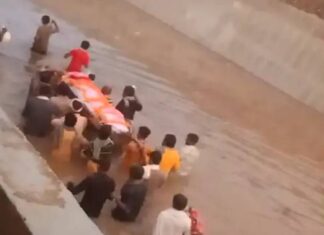 આ કેવી મજબૂરી ? મૃતદેહ અંડરબ્રિજના પાણીમાં થઈને સ્મશાને લઈ જવાની ફરજ પડી