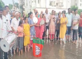 Rajkot: વરસાદી પાણીથી લોકો ભારે કંટાળ્યા, અંબિકા ટાઉનશીપ વિસ્તારમાં સ્થાનિકોએ તળાવ તરીકે લોકાર્પણ કર્યું