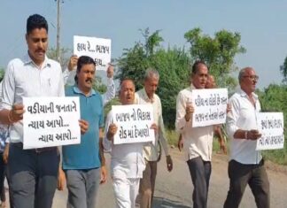 Amreli: વડિયામાં બિસ્માર રોડને લઈને કોંગ્રેસ રસ્તા પર ઉતરી, રામધૂન બોલાવીને કર્યો અનોખો વિરોધ