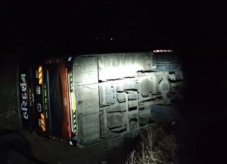 ધારીના ચલાલા નજીક ખાનગી બસ પલ્ટી: 18 મુસાફરો ઇજાગ્રસ્ત…