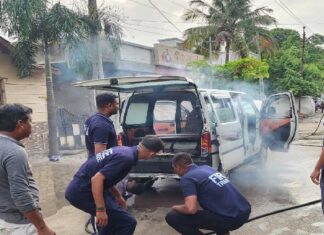 અમરેલીમાં પાઠક સ્કૂલ નજીક સ્કૂલ વાનમાં આગ ભભૂકી, લોકોના જીવ અધ્ધર