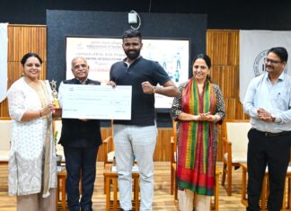 ધારીના આશુતોષ સંઘાણીની અનોખી સિદ્ધિ, ગાંધીનગર ખાતે થયું સન્માન