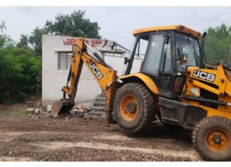 અમરેલી: વડિયા તાલુકાના બરવાળા બાવળ ગામે ગૌચરની જમીન પરથી દબાણ દૂર, ડિમોલિશન કાર્યવાહી શરૂ