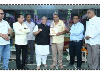 ધારીના છેવાડાના ગામડાના ઉમદા વ્યક્તિનું લોહાણા મહાપરિષદના અધ્યક્ષે કર્યું સન્માન