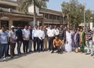 સુરેન્દ્રનગરમાં સોની સમાજનો કડક વિરોધ: મોરબીના યુવકની હત્યાને લઈ કલેકટર કચેરીએ રજૂઆત, અડધો દિવસ બજાર બંધ…