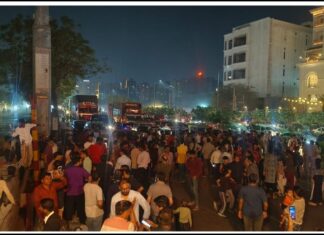 Ahmedabad : રસ્તો ખોલાવવા લોકો ઉતર્યા રસ્તા પર; હોટલ હિલલોક પાસે સર્જાયા ટ્રાફિક જામના દ્રશ્યો