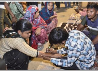 નડીયાદ જિલ્લામાંથી આવેલા ટેટુ આર્ટિસ્ટને મહાશિવરાત્રીનો મેળો ફળ્યો : રૂ.20 થી 2000 સુધીના બનાવતા ટેટુઓ