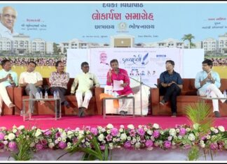 રાજુલા ના દેવકા વિદ્યાપીઠ મા પુ. ભાઈ શ્રી ની નિશ્રામા ‘કાવ્યહેલી’કવિ સંમેલન યોજાયું