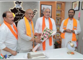અમરેલી લોકસભાના સાંસદશ્રીના સમર્પણ કાર્યાલયનું ઉદ્ઘાટન કરતા માનનીય પ્રદેશ પ્રમુખશ્રી જગદીશ વિશ્વકર્મા અને ઉર્જા પ્રધાનશ્રી કૌશિકભાઇ વેકરીયા