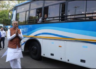 Surat: કાળઝાળ ગરમી વચ્ચે એસ.ટી. બસમાં મુસાફરી કરતાંજોવા મળ્યા રાજ્યપાલ આચાર્ય દેવવ્રતજી