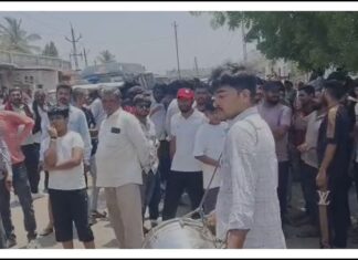 સુરેન્દ્રનગર: કોંઢ ગામજનોનો ચક્કાજામ, વીજ કંપનીઓ સામે ખેડૂતોનો ઉગ્ર વિરોધ