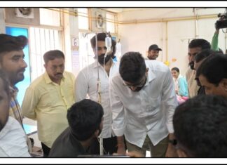 ભાવનગર લઠ્ઠાકાંડ: હોસ્પિટલમાં પીડિતોને મળ્યા ગોપાલ ઇટાલિયા, સરકારની કામગીરી સામે ઉઠાવ્યા સવાલ