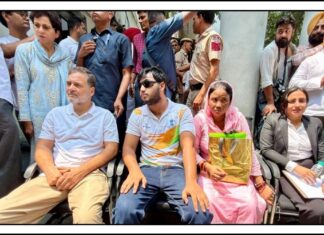 દિલ્હીનું રાજકારણ ગરમાયું: રાહુલ ગાંધીના ધરણા બાદ પેલેટ ગન મામલે નોંધાઈ FIR
