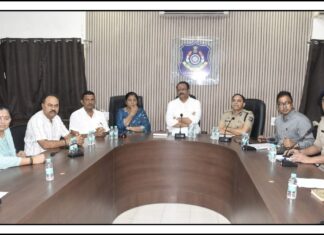 ઝેરી દારૂકાંડ બાદ એક્શન મોડમાં તંત્ર, જીતુ વાઘાણીએ અધિકારીઓ સાથે કરી સમીક્ષા બેઠક