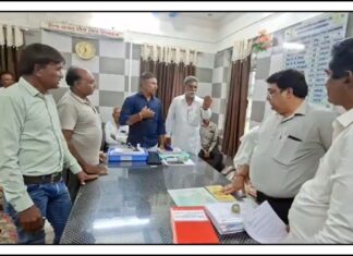 10 કલાકના બદલે માત્ર 5 કલાક વીજળી! સાવરકુંડલામાં ખેડૂતોનો રોષ, PGVCL કચેરીએ રામધૂન બોલાવી વિરોધ