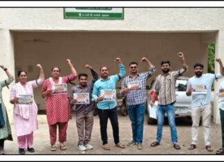 ધારીમાં ગ્રામસેવકોનો કાળી પટ્ટી સાથે વિરોધ, વર્ષો જૂની માંગણીઓ નહીં સંતોષાતા લડતની શરૂઆત